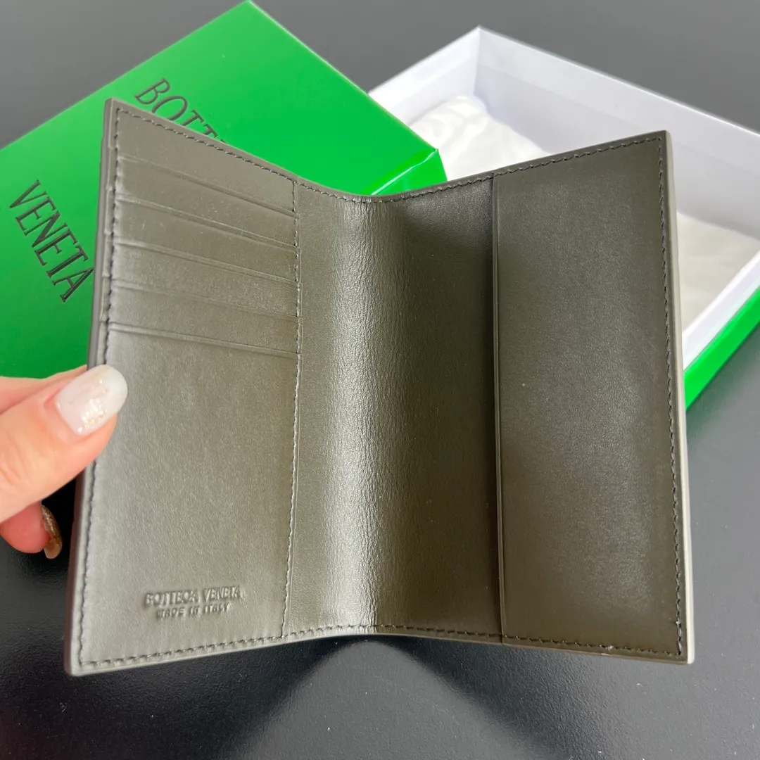 B’s new passport holder [let me see]. 607482 The classic woven element is the symbol of bv, made of cowhide. It is soft to the touch and durable. In addition to the passport, it can also hold cards, documents and a small amount of cash. It is small and exquisite. The country is open. It is a must-have item for the passport holder. It is super suitable for travel. Woven is the eternal classic of the brand. Size: 13.3x9.5, P580